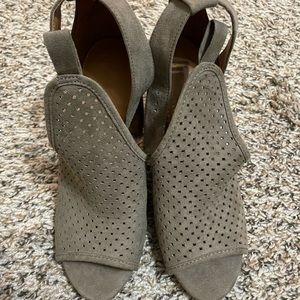 Size 7 universal threads heels